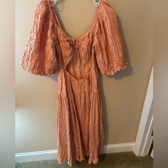 SOVERE Mercy Reversible Cut Out Midi Dress in light orange  Size L - Picture 1 of 8
